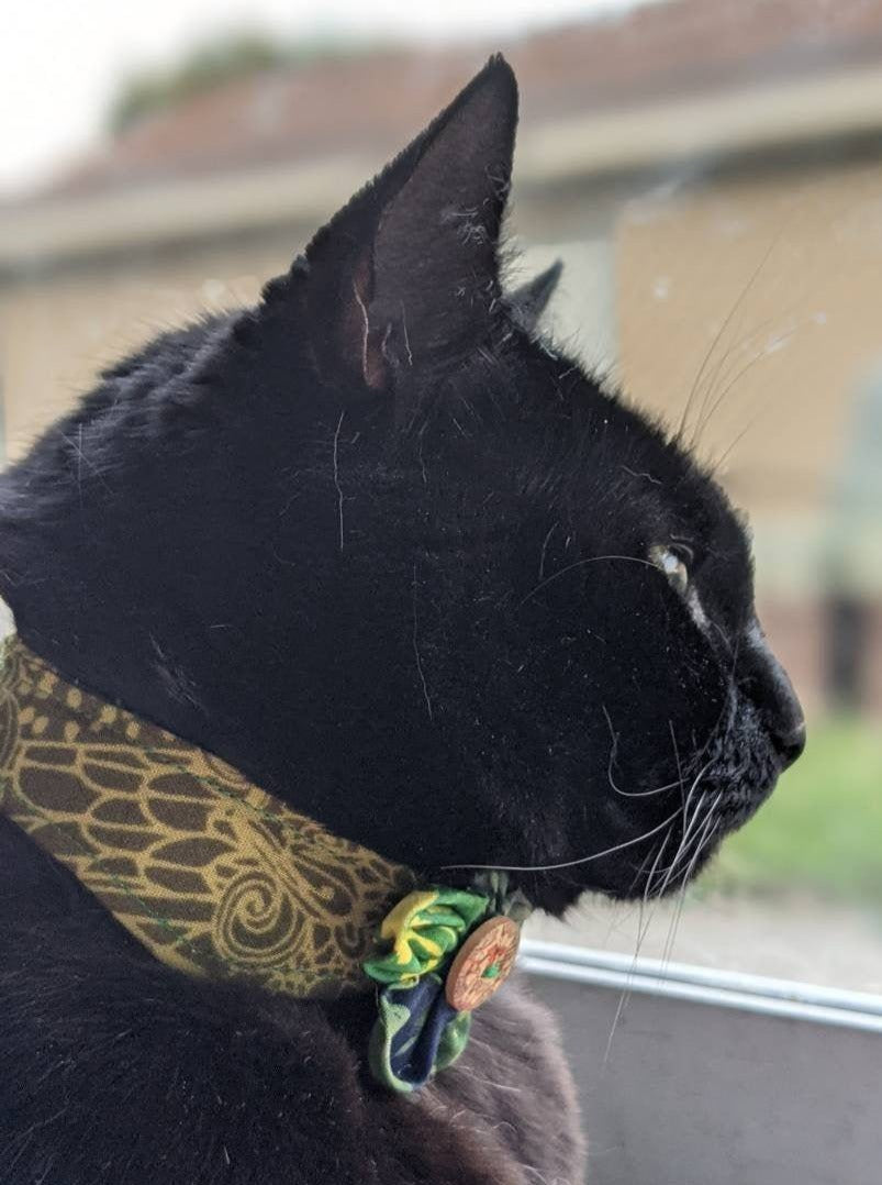 Unique Green Floral Cat Collar Accessory